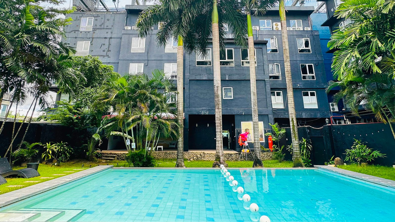 Hồ bơi trường Anh Ngữ CELLA