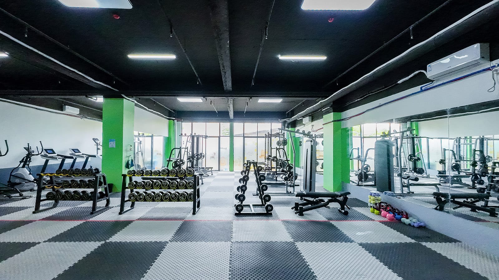Phòng Gym tường Anh ngữ B'Cebu