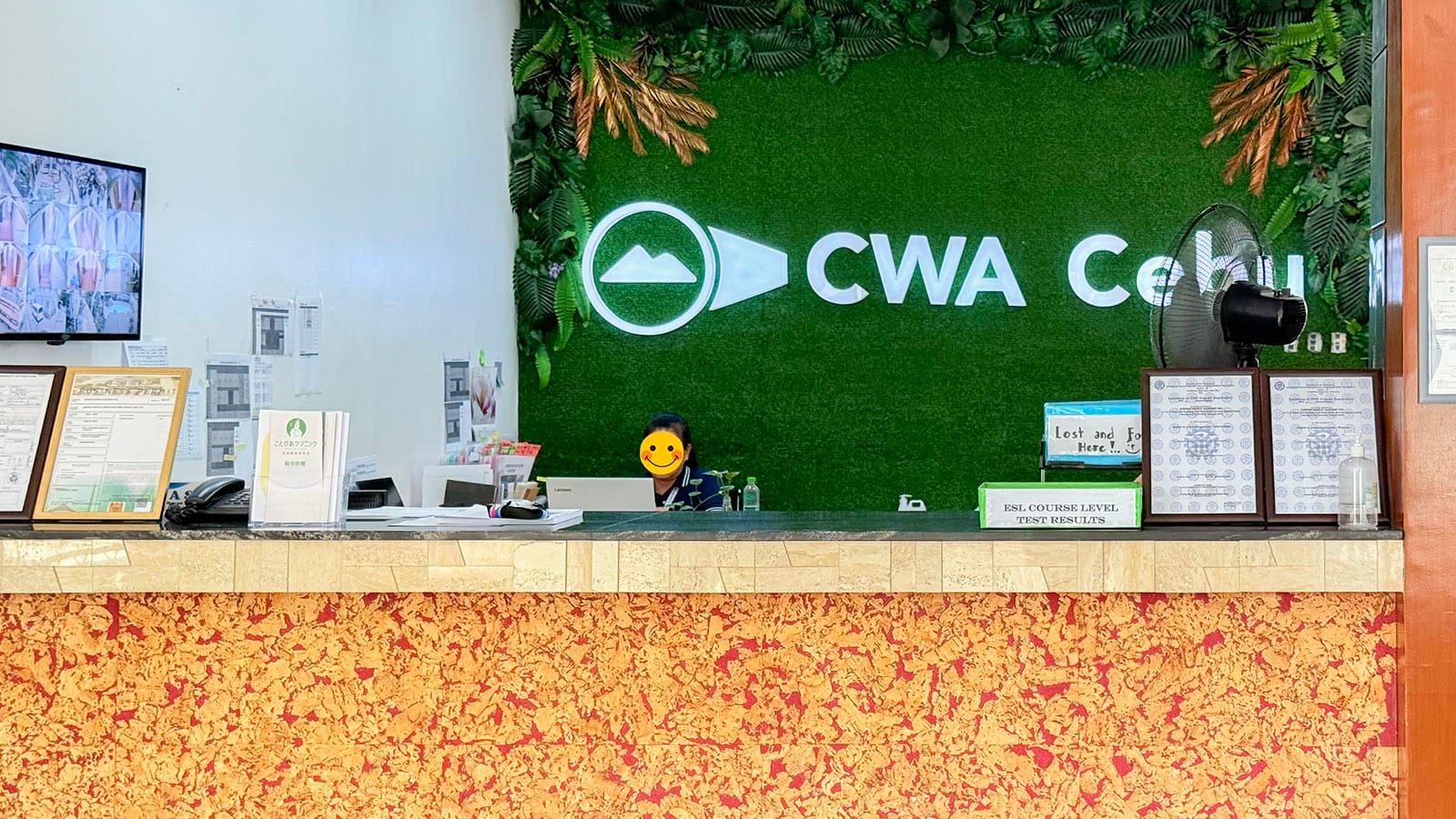 Quầy lễ tân trường Anh ngữ Curious World Academy