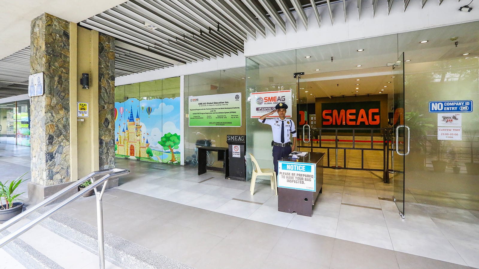 Cổng vào trường Anh Ngữ SMEAG (Capital Campus)
